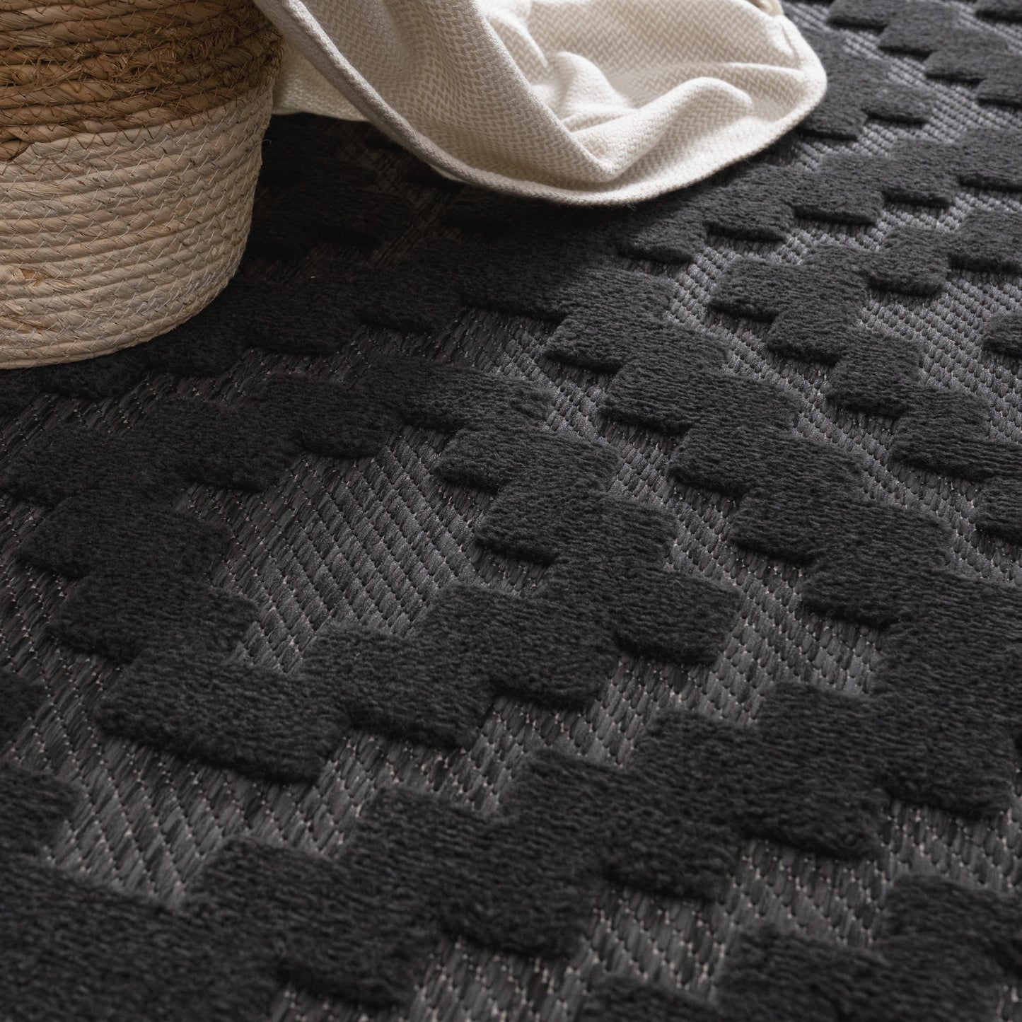 Indoor Outdoor Rug Livorno Trellis High-Low Pattern In Anthracite