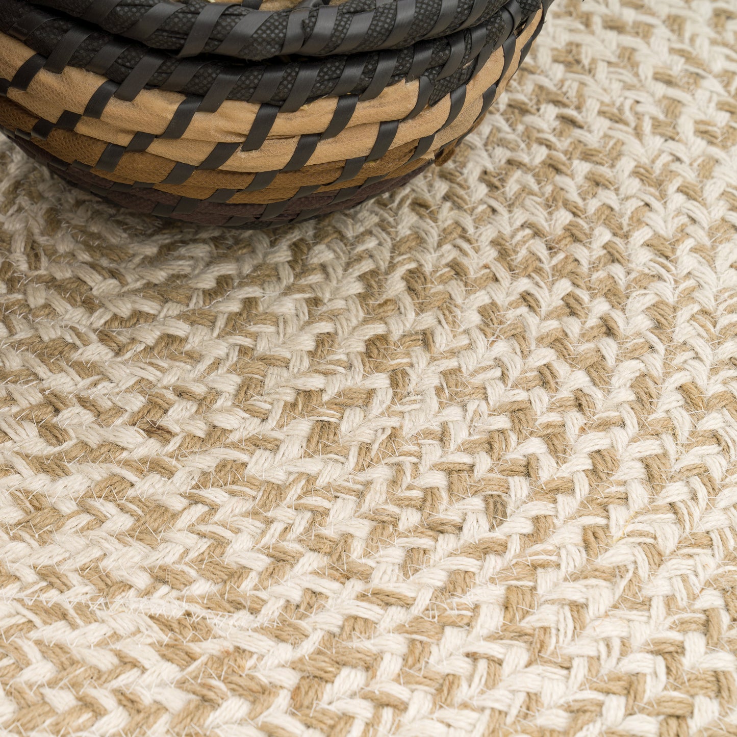 Hand-Woven Boho Rug Kaia Round with Natural Jute Fibers in Beige Ivory