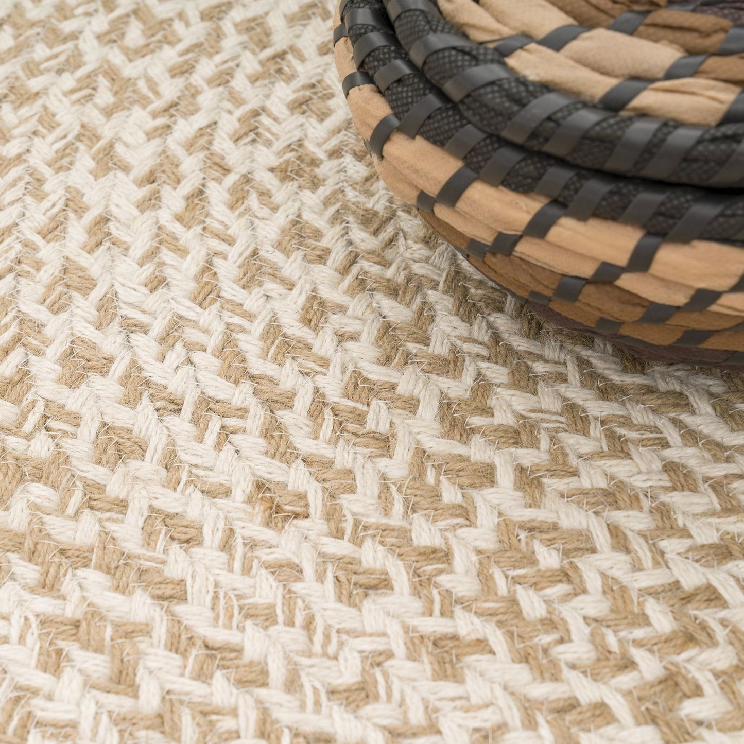 Hand-Woven Boho Rug Kaia Round with Natural Jute Fibers in Beige Ivory